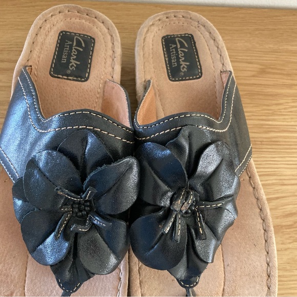 Clarks Size 11 Black Floral Thong Sandals - Picture 3 of 8